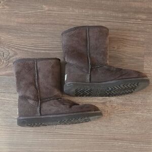 Brown Clasdic Short Ugg Boots